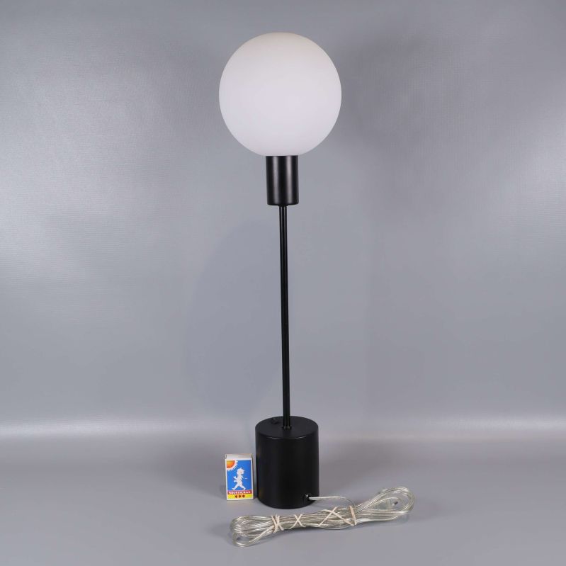 Bordslampa bredvid tändsticksask för storleksjämförelse