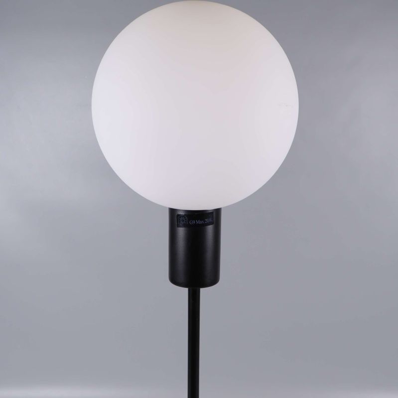 Närbild på lampans vita globformade skärm