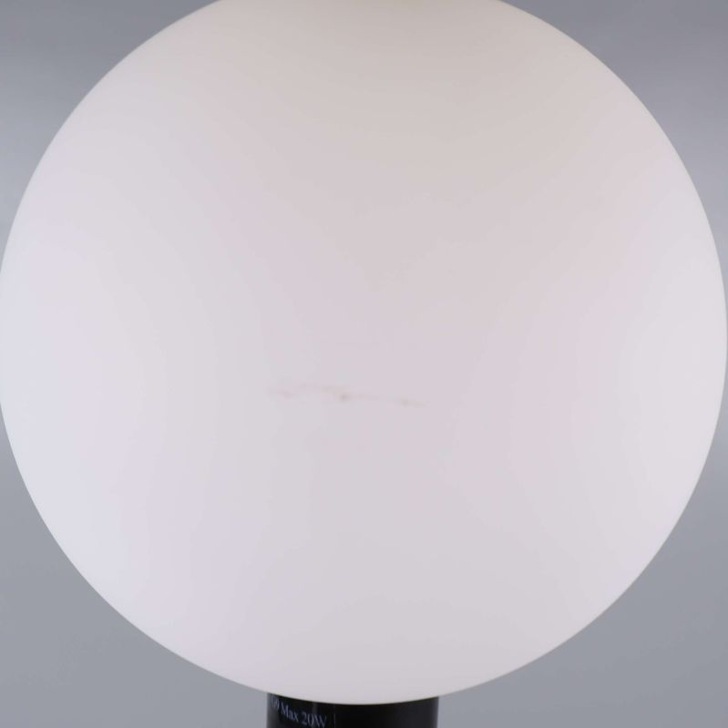 Vit globskärm med synlig mindre repa mitt på