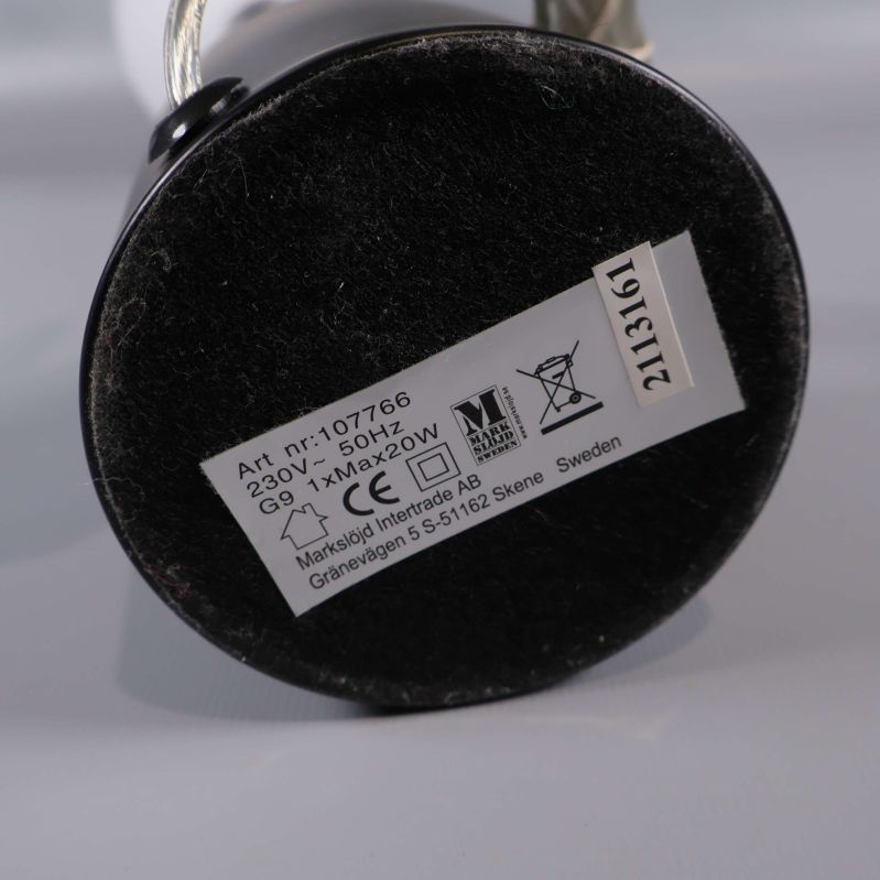 Lampans undersida med etikett och teknisk information