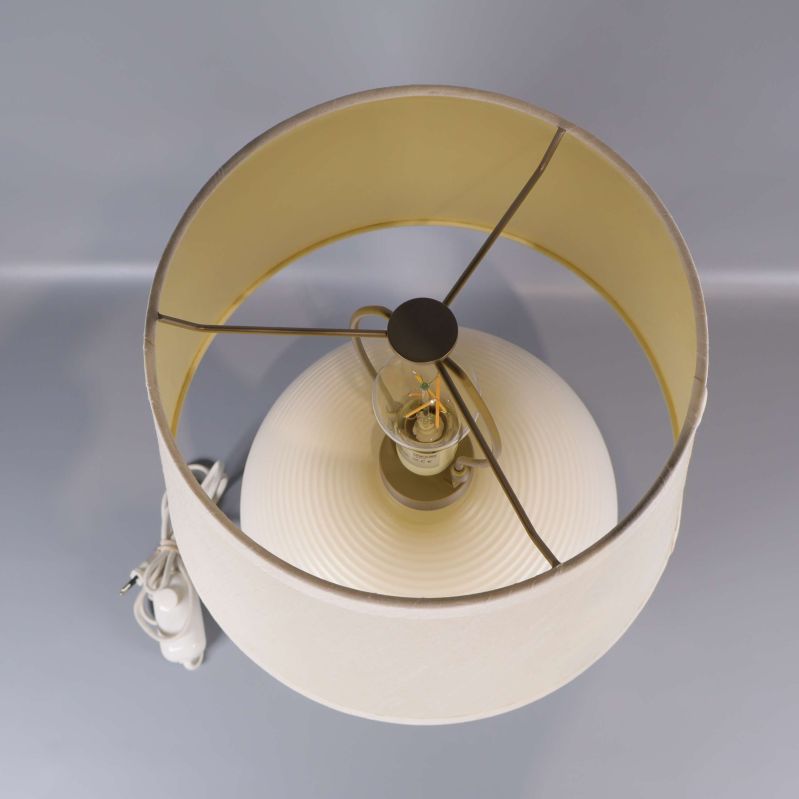 Lampans ovansida sedd ovanifrån med lampskärm och sockel