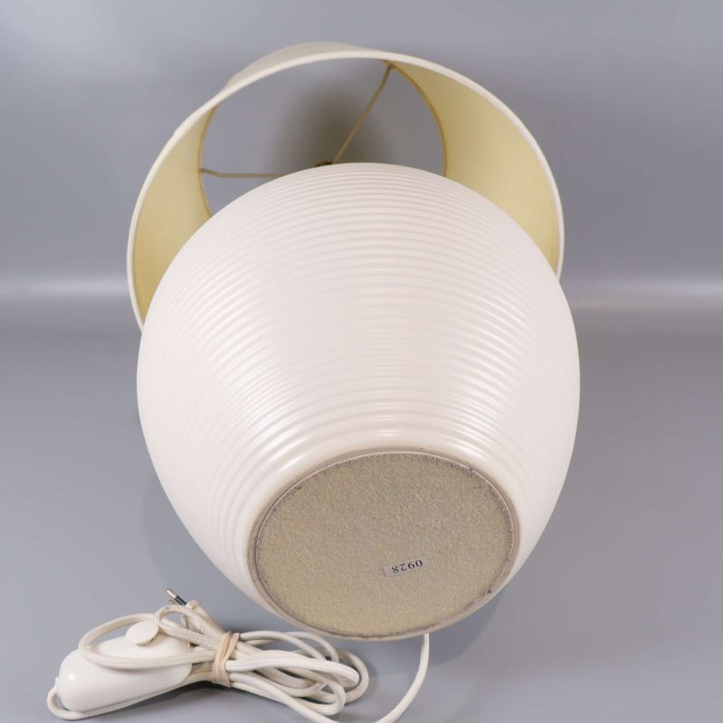 Lampan liggande på sidan med synlig bottendetalj och sladd