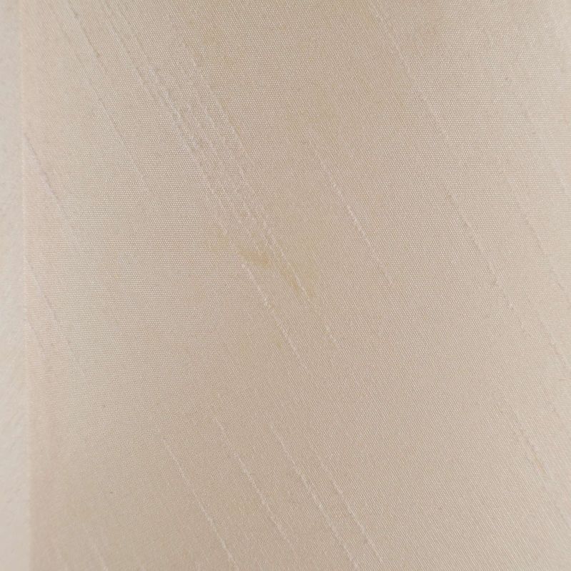 Närbild på beige lampskärm med mindre fläck 