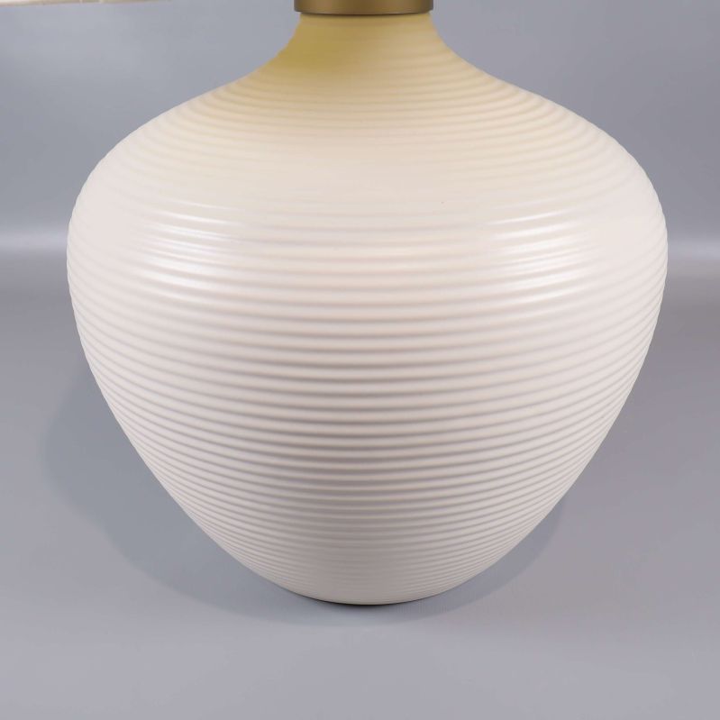 Närbild på lampfotens räfflade yta och rundad form