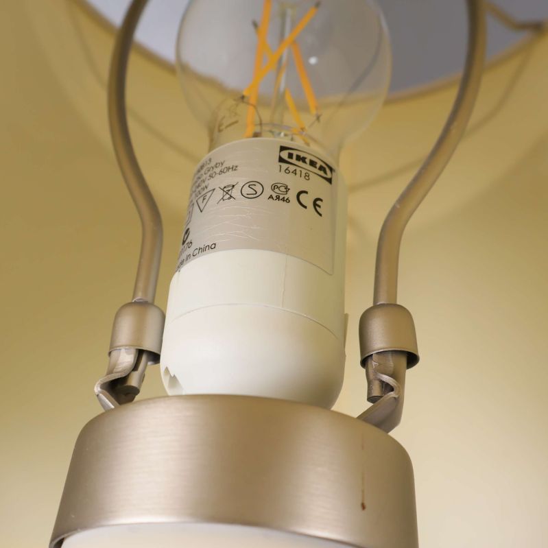 Närbild på sockel och märkning från IKEA samt lampupphängning