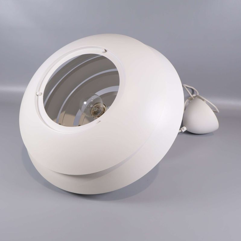 Vit taklampa sedd underifrån med synlig glödlampa