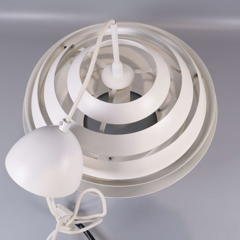 Taklampa uppifrån visar ljusöppningar och sladd