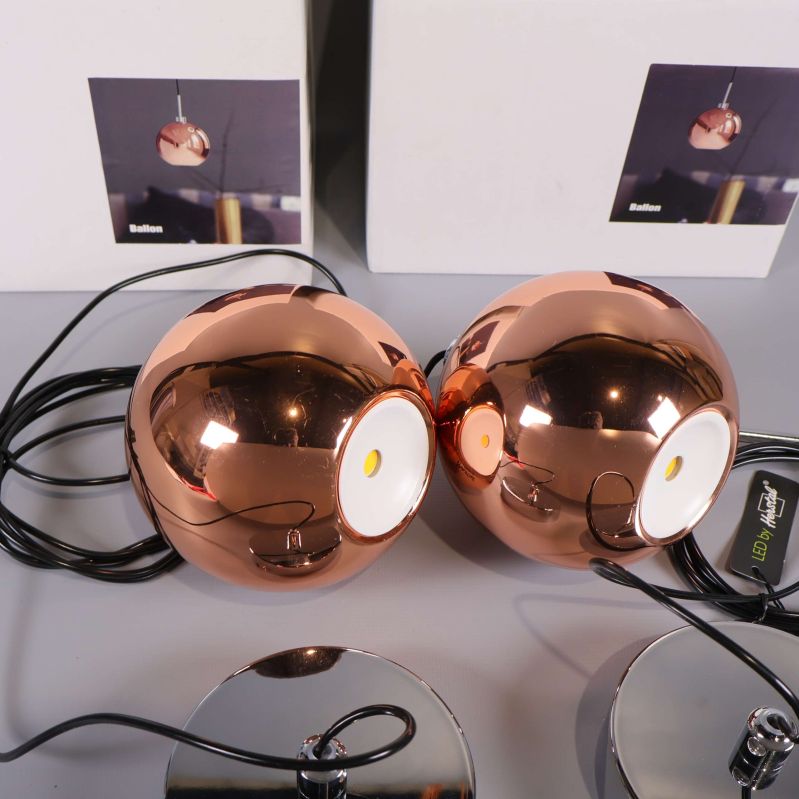 Lampornas undersida med vit LED-ljuskälla synlig