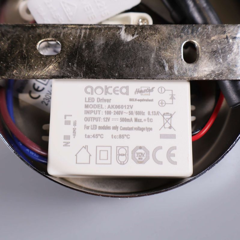 Elektrisk kopplingsbox och LED-drivare i närbild