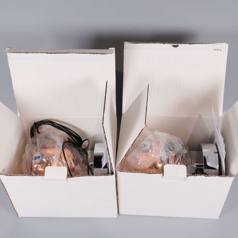 Öppna kartonger med lampor och tillbehör i plast