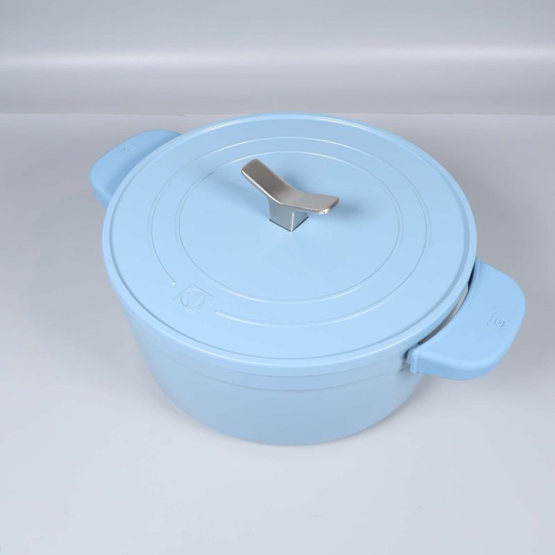 Ljusblå gryta med lock och metallhandtag