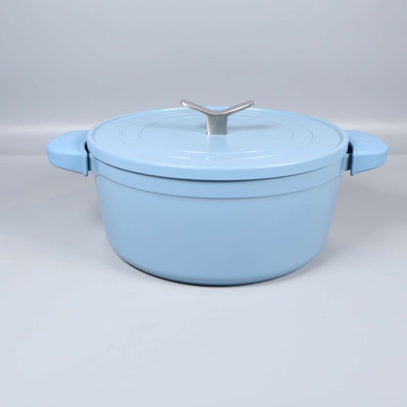 Grytan sedd rakt framifrån med lock