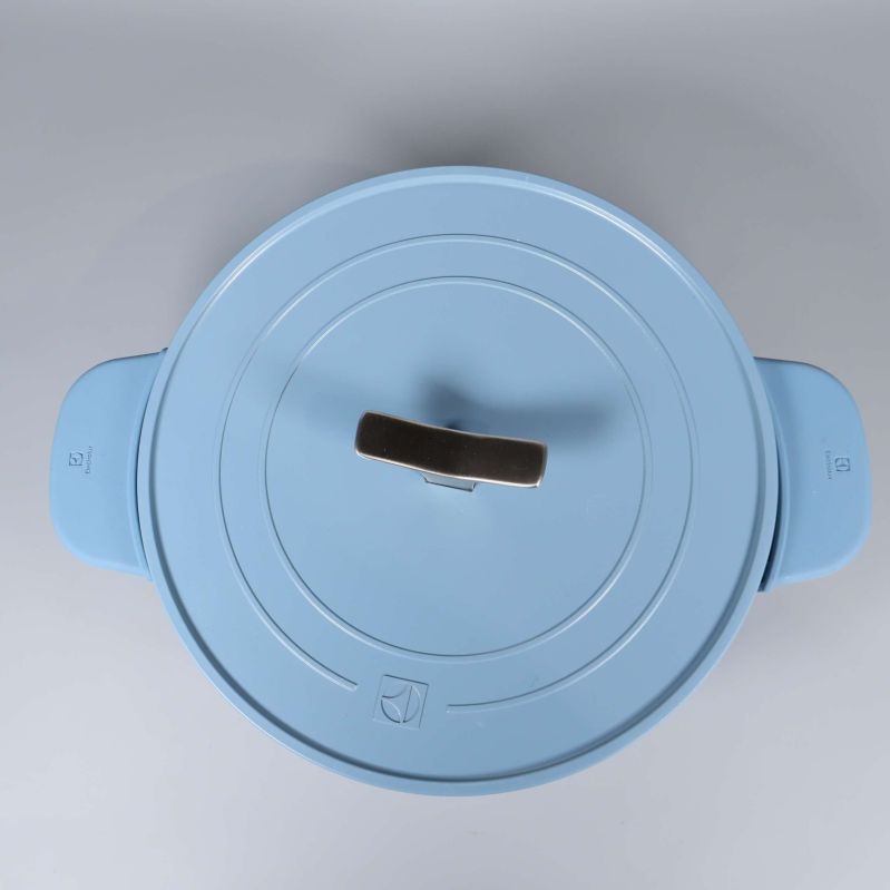 Topdown vy på gryta med lock