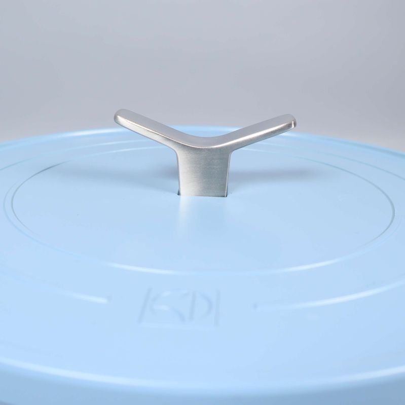 Närbild på grytans metallhandtag i lock