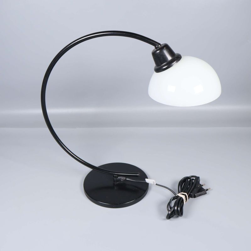 Bågformad lampa med svart fot och vit skärm