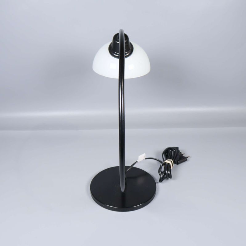 Lampa sedd från sidan visar böjd arm