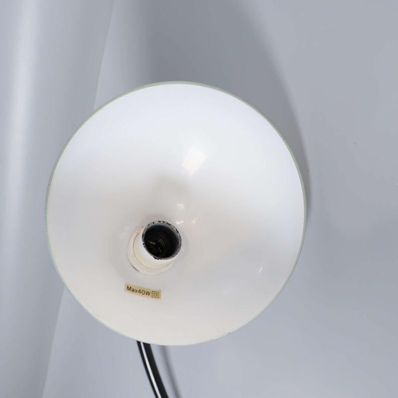 Undersidan av vit lampskärm med glödlampssockel