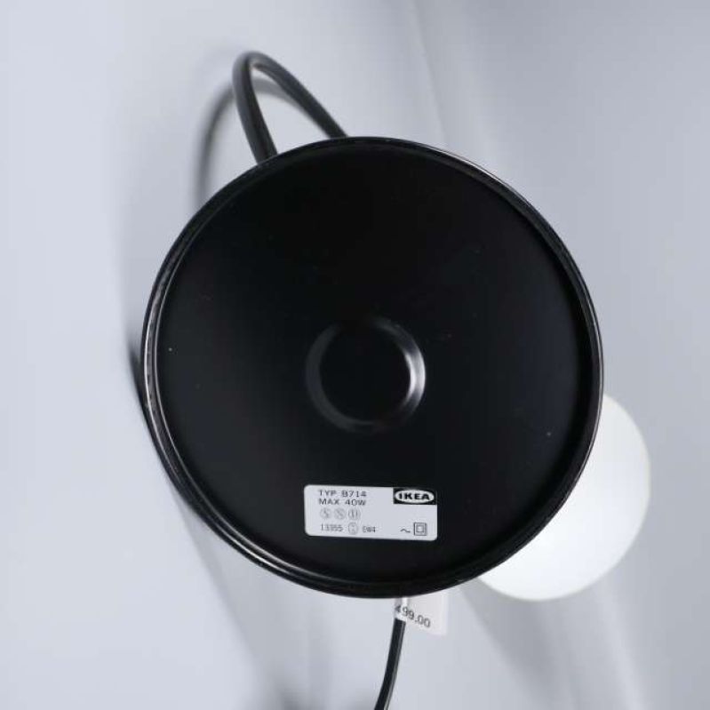 Undersidan av lampfot med IKEA-etikett och lampinfo