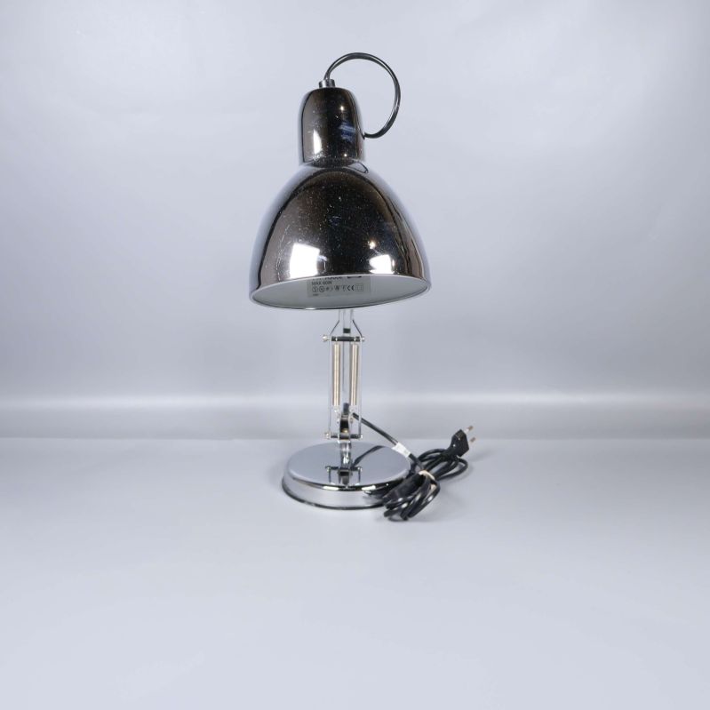Skrivbordslampa i krom sedd framifrån med lampskärm och fot