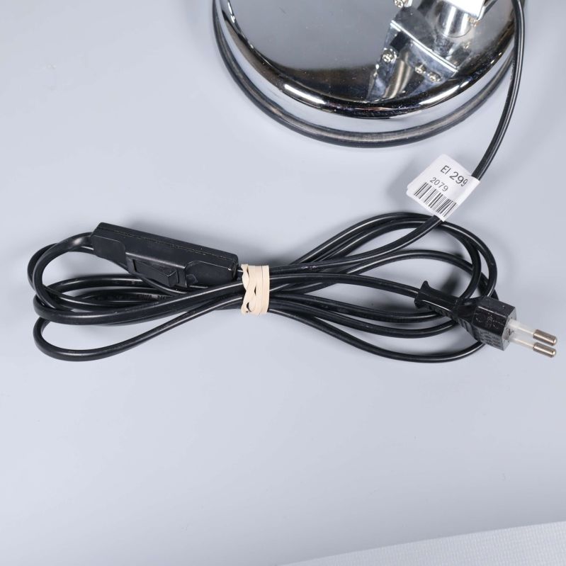 Närbild på svart elkabel med strömbrytare och kontakt