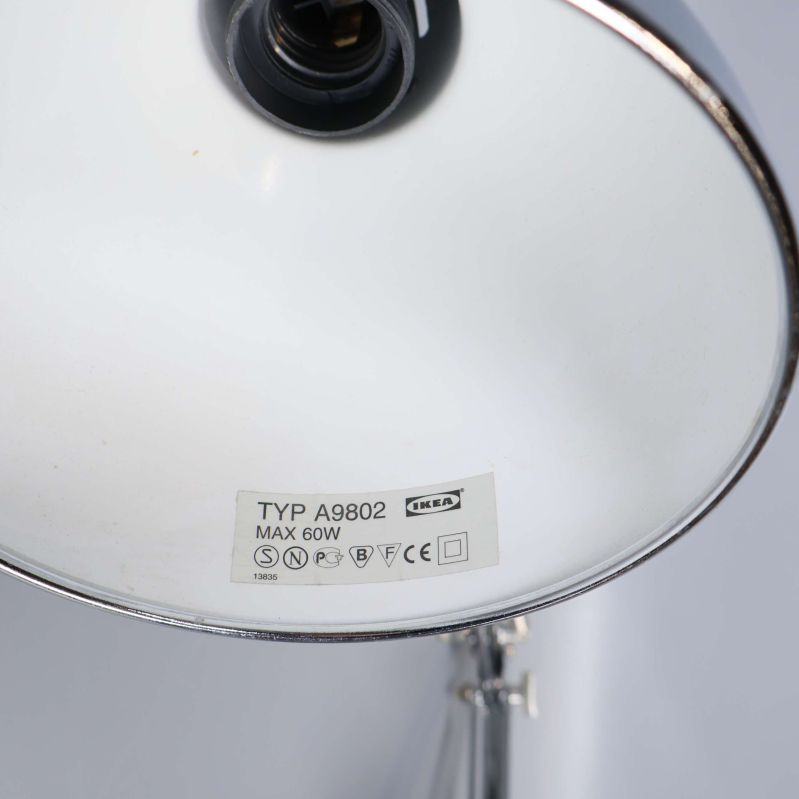Insidan av lampskärm med etikett TYP A9802 från IKEA
