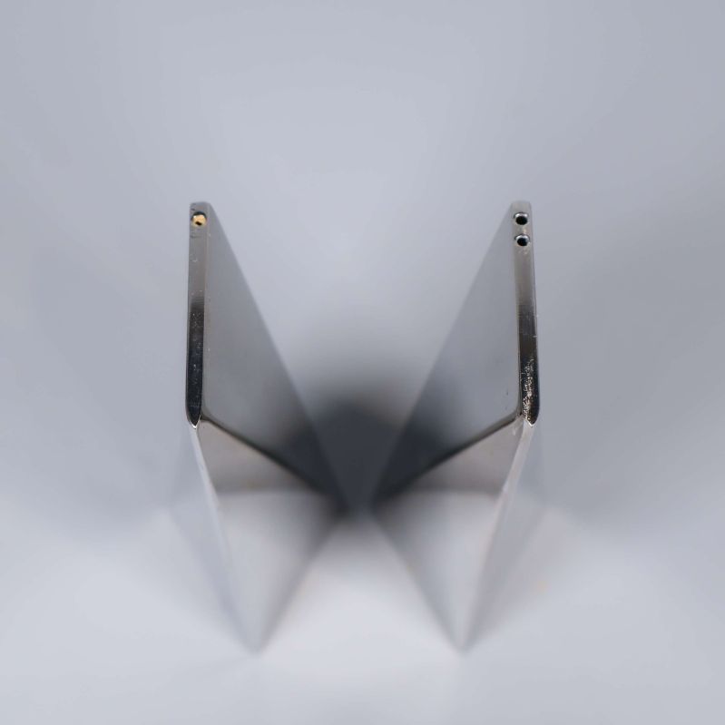 Salt- och pepparkar sedda rakt ovanifrån med hål synliga