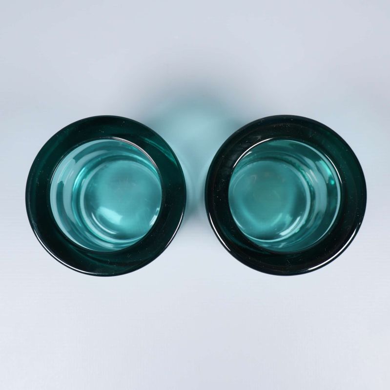 Två ljuslyktor i glas fotograferade uppifrån