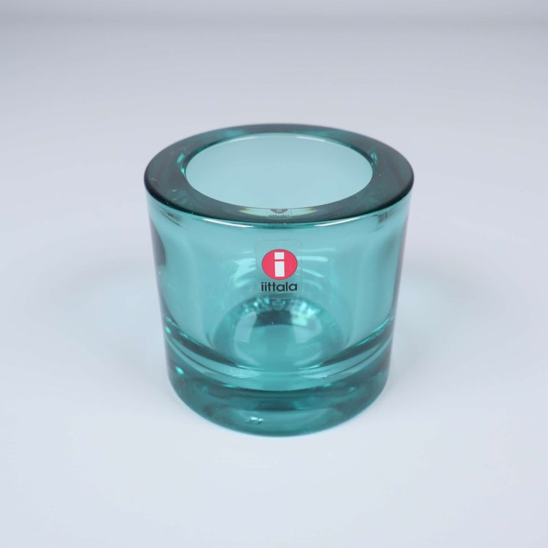 En turkos Iittala ljuslykta i närbild
