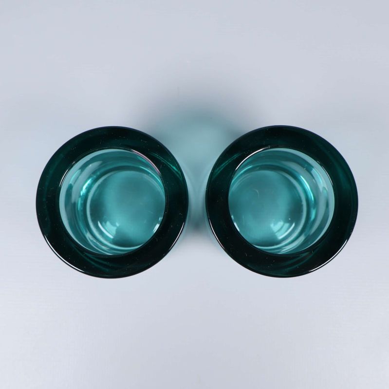 Ljuslyktor fotograferade ovanifrån, båda är turkosa