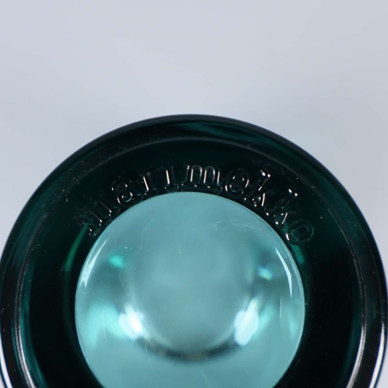 Närbild underifrån på glaslykta med texten Marimekko