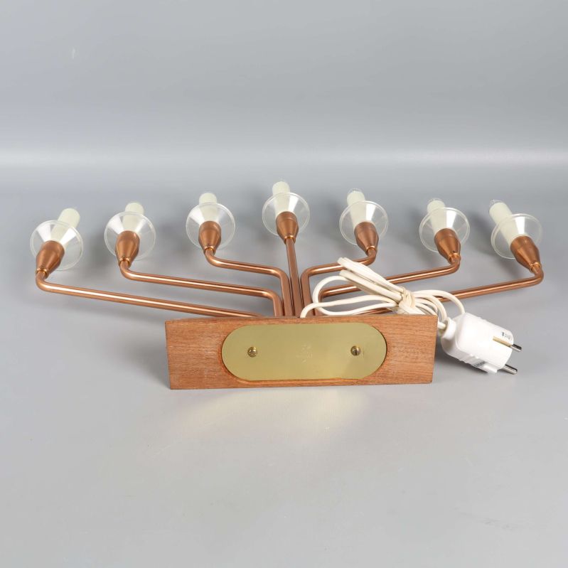 Ljusstake ligger ner med synlig metallplatta undertill