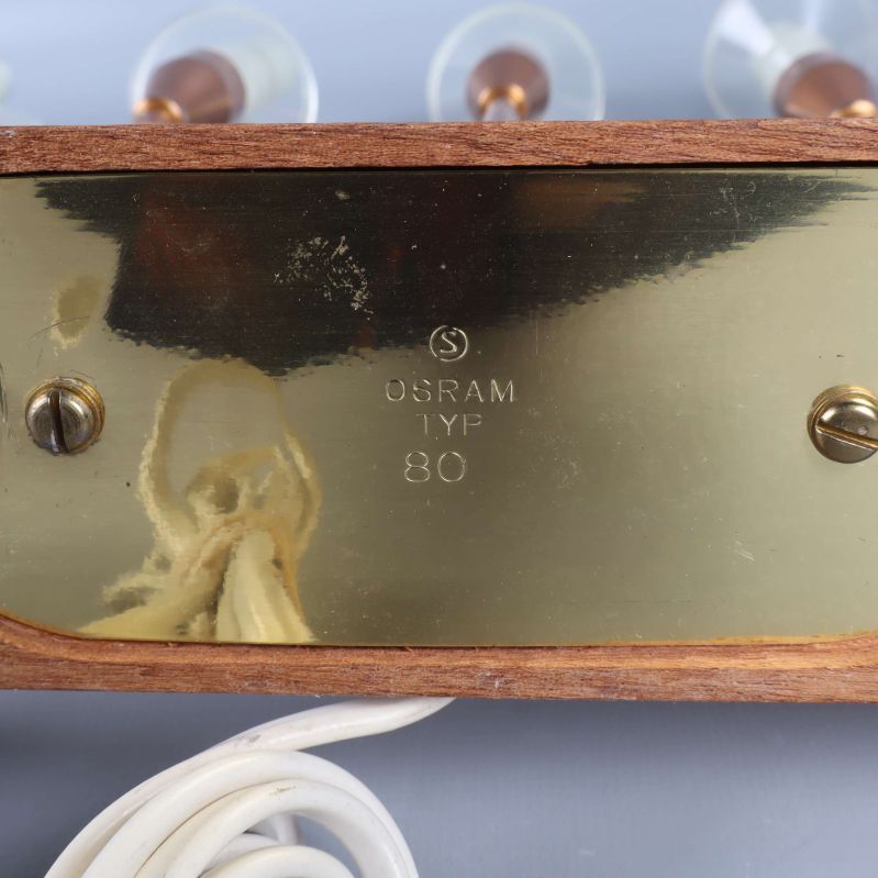 Närbild på märkning Osram typ 80 under ljusstaken