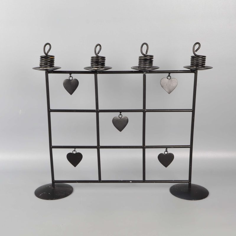 Svart ljusstake med hjärtan i rutnät och fyra ljushållare