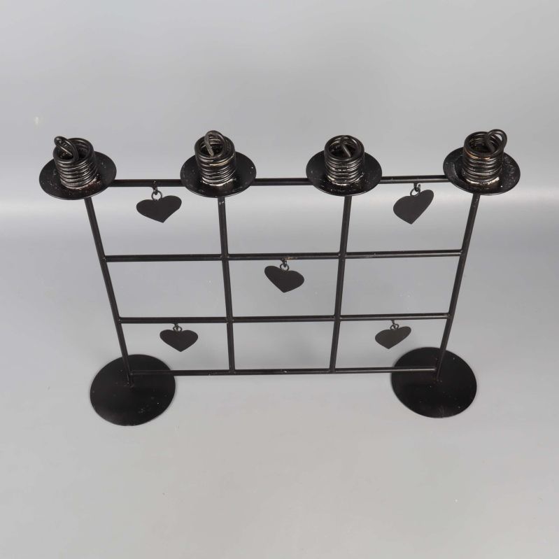 Ljusstaken fotad ovanifrån visar fyra ljushållare och hjärtan