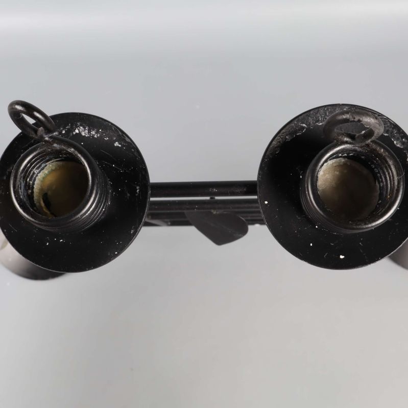 Öppen vy ner i ljushållarna ovanifrån