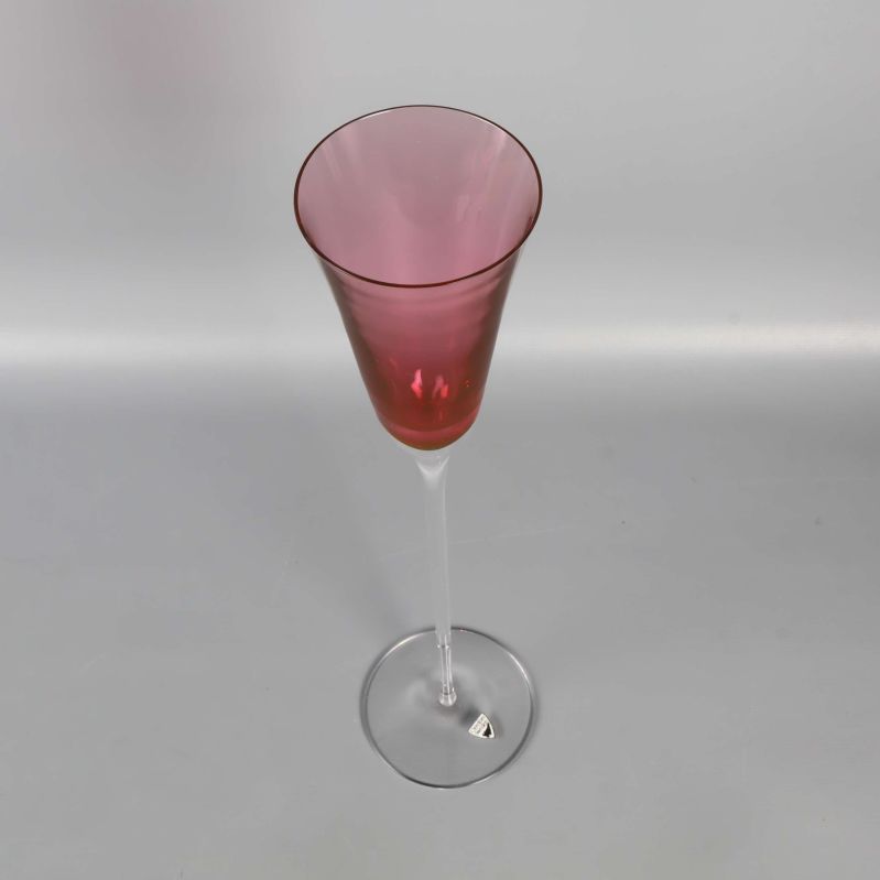 Vy uppifrån på rosa glaskupa och fot