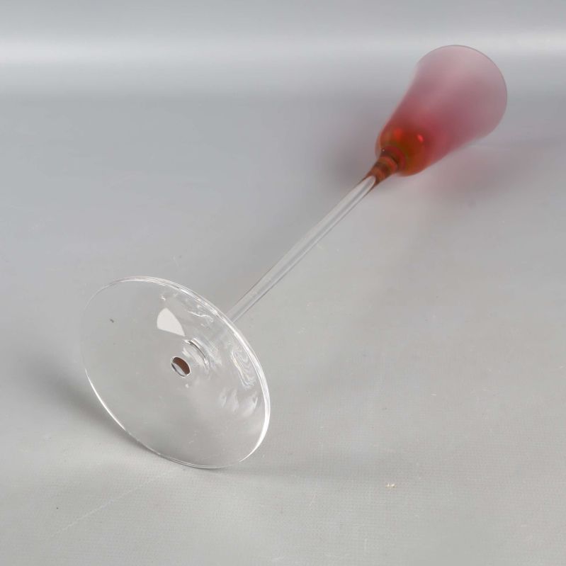 Glaset liggandes med tydlig rund fot