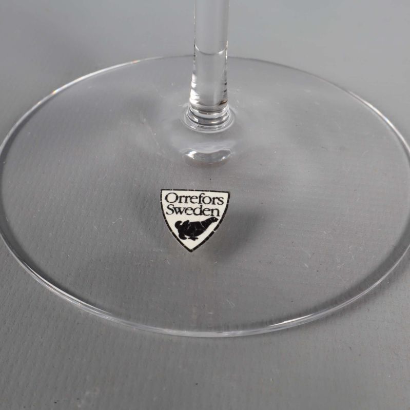 Närbild på Orrefors Sweden-märke på glasets fot
