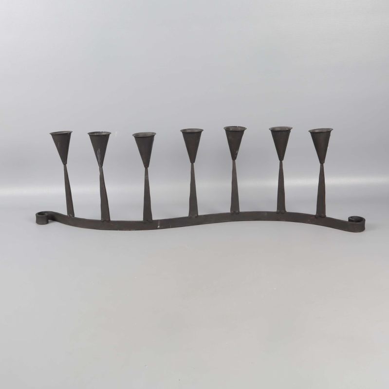 Ljusstake i metall med sju hållare syns framifrån