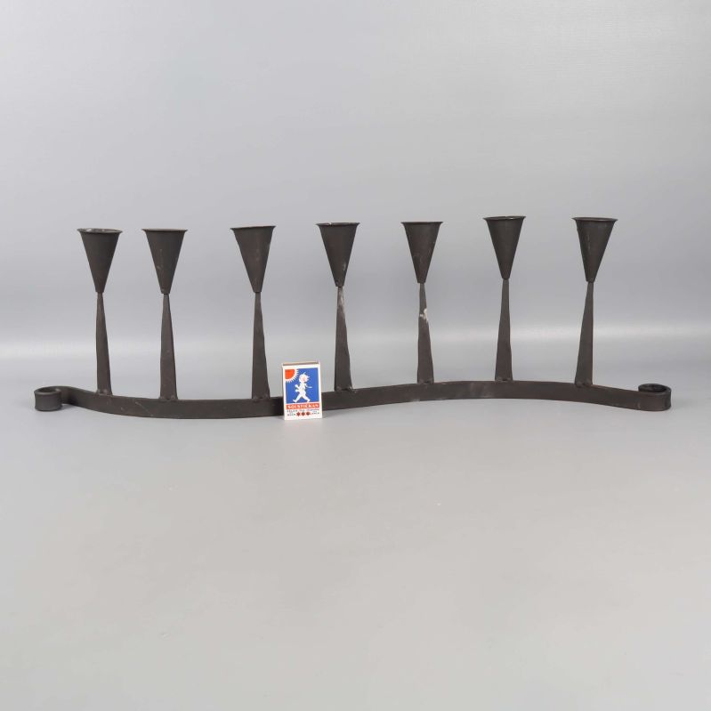 Ljusstake med tändsticksask som storleksreferens