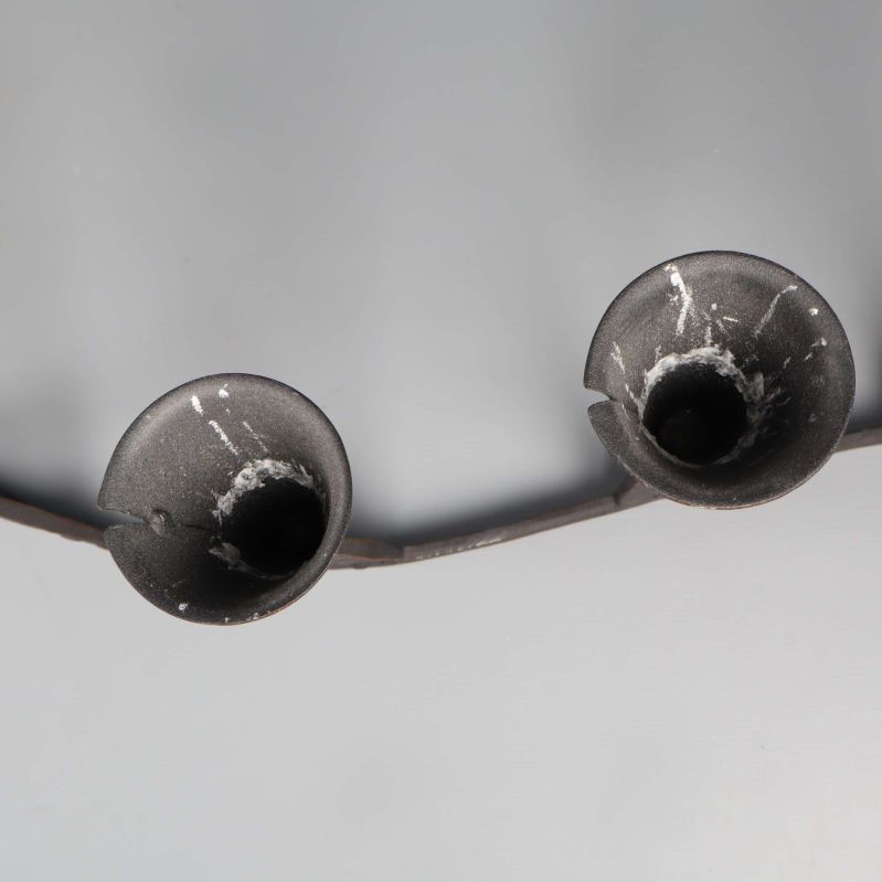 Närbild på två av ljusstakens hållare