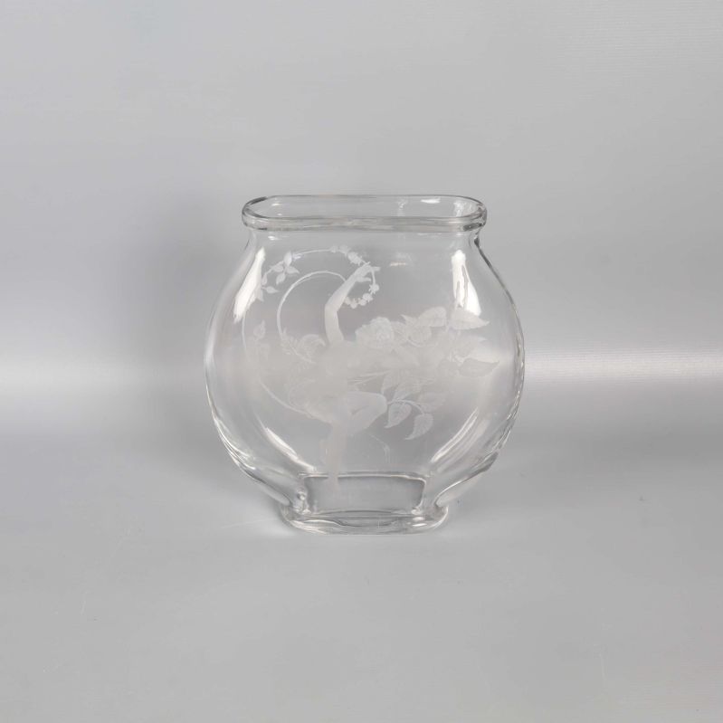 Glasvas med etsad figur och bladdekor