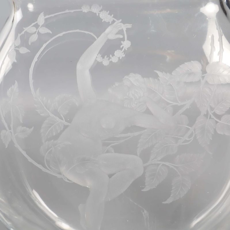 Närbild på etsad figur och bladdekor