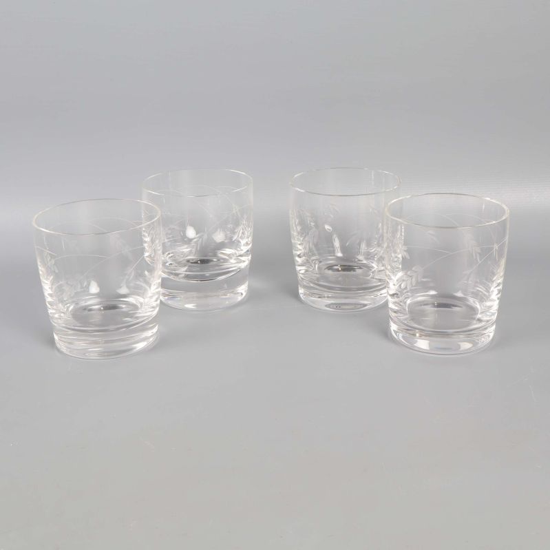Fyra glas med etsad dekor i grupp