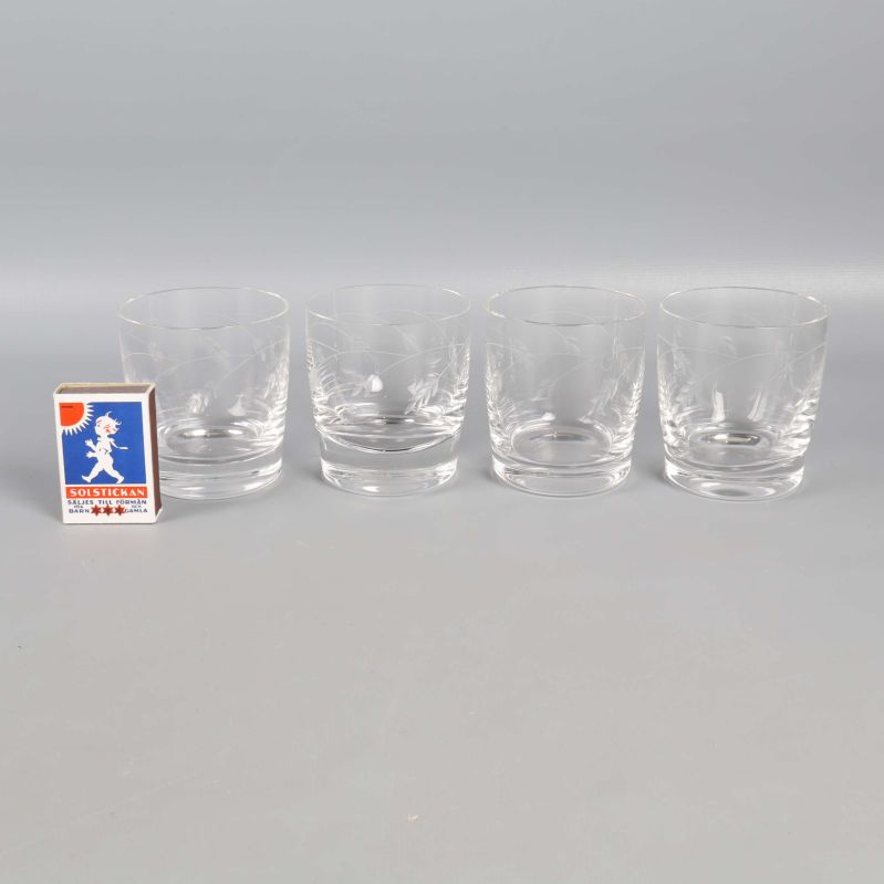 Fyra glas med tändsticksask för storleksjämförelse