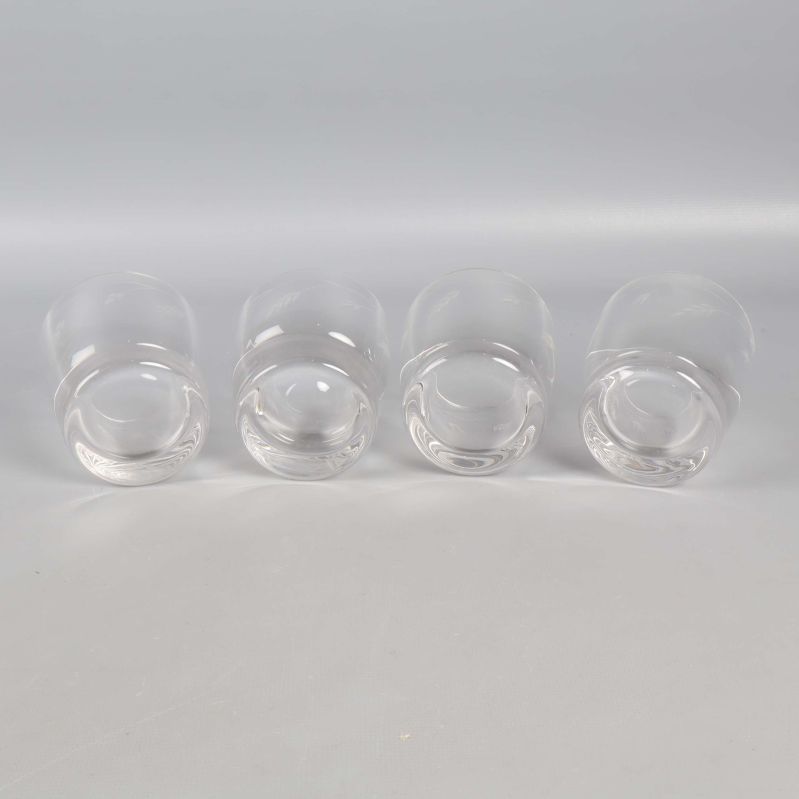 Glasens undersidor syns tydligt i rad