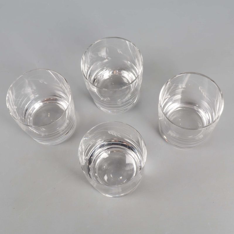 Fyra glas sedda ovanifrån på grå yta