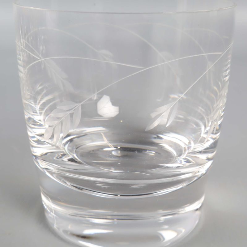 Närbild på glas med dekor av etsade blad