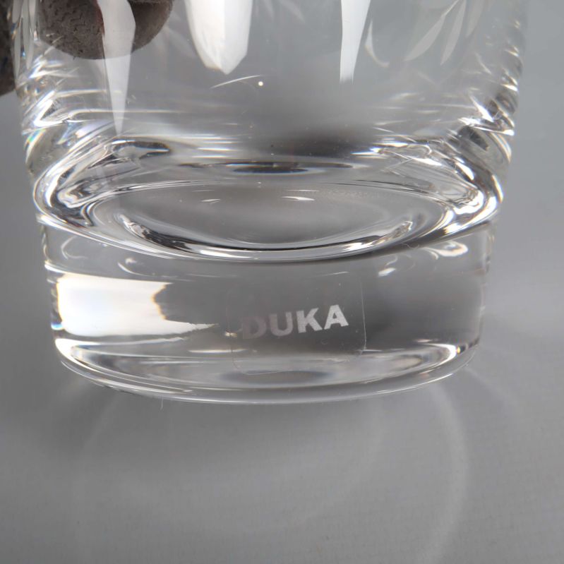 Glasets botten med ingraverad DUKA-text