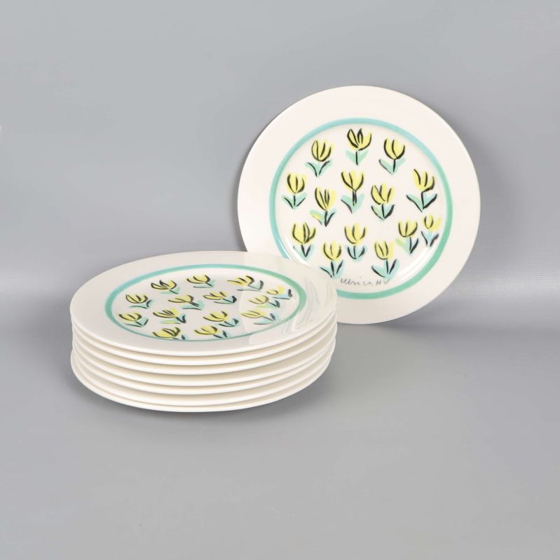 Staplade assietter med gult och grönt blommönster